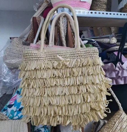 El dokuması püsküllü peçeleler